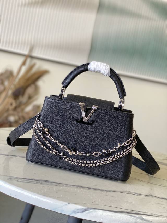 出厂价p 特级原厂皮 M26351 M48865 黑银光线链条款小号 这款Capucines采用引人注目的、精致的宝石色调版本装饰有品牌的双镀锌Infinity 出厂价p 特级原厂皮 M26351 M48865 黑银光线链条款小号 这款Capucines采用引人注目的、精致的宝石色调版本装饰有品牌的双镀锌Infinity