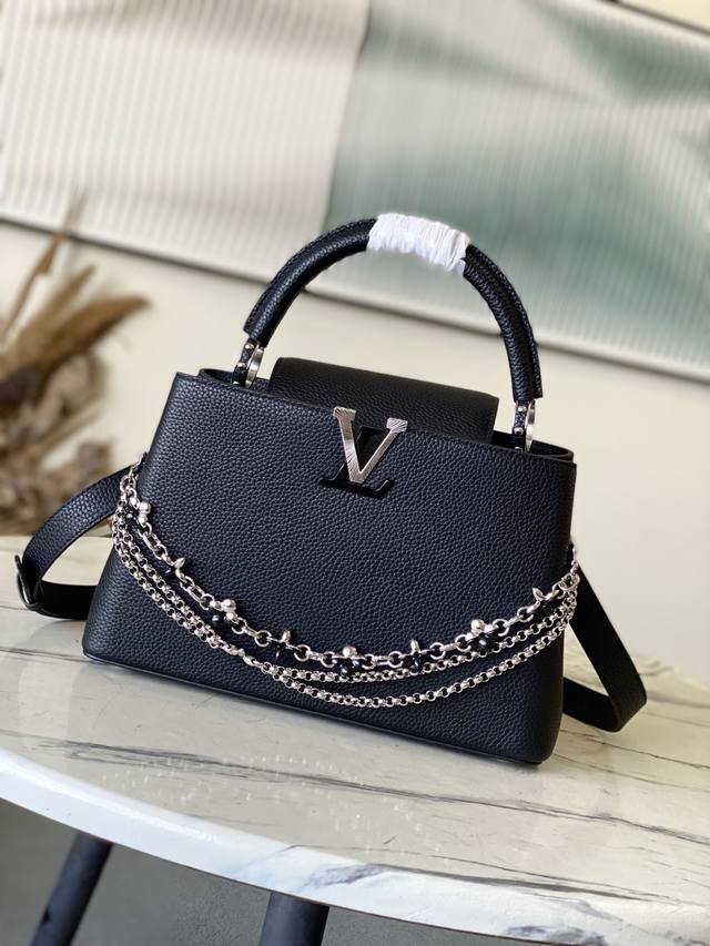 出厂价p 特级原厂皮 M6351 M48865 黑银光线链条款 这款Capucines采用引人注目的、精致的宝石色调版本装饰有品牌的双镀锌Infinity链条 出厂价p 特级原厂皮 M6351 M48865 黑银光线链条款 这款Capucines采用引人注目的、精致的宝石色调版本装饰有品牌的双镀锌Infinity链条