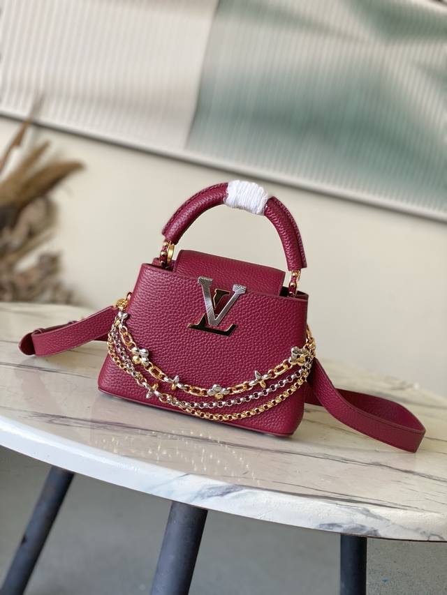 出厂价p 特级原厂皮 M27034 M48865 酒红光线链条款迷你 这款Capucines采用引人注目的、精致的宝石色调版本装饰有品牌的双镀锌Infinity 出厂价p 特级原厂皮 M27034 M48865 酒红光线链条款迷你 这款Capucines采用引人注目的、精致的宝石色调版本装饰有品牌的双镀锌Infinity