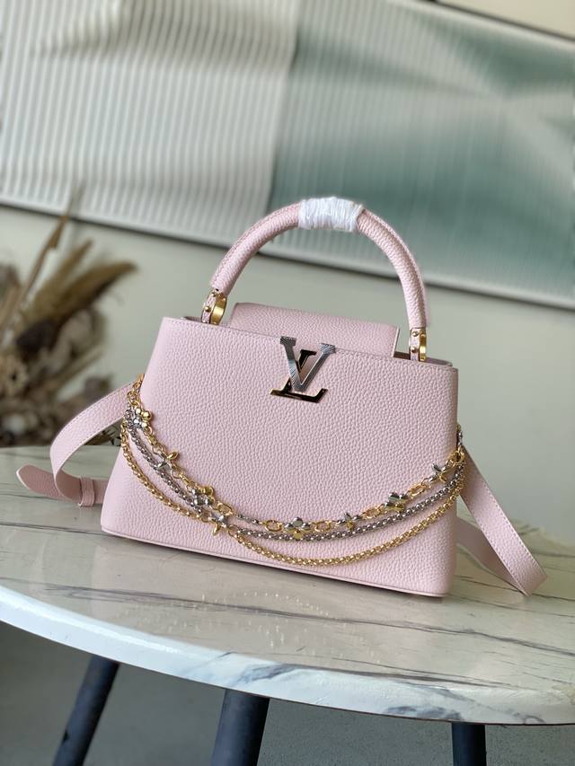 出厂价p 特级原厂皮 M27039 M48865 芭蕾粉光线链条款 这款Capucines采用引人注目的、精致的宝石色调版本装饰有品牌的双镀锌Infinity链 出厂价p 特级原厂皮 M27039 M48865 芭蕾粉光线链条款 这款Capucines采用引人注目的、精致的宝石色调版本装饰有品牌的双镀锌Infinity链