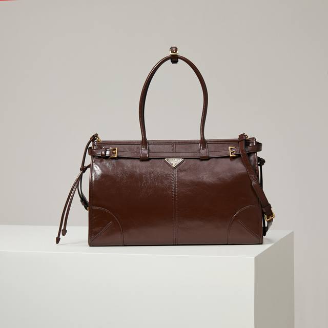 特级原厂 Lussolf油腊皮1Ba433 咖棕 原厂油蜡皮 大号 这款手提斜挎包采用进口油腊皮，油亮的色泽散发出古典气息，配有一条可拆卸调节的长肩带，方便不同