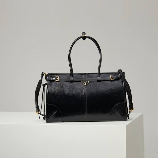 特级原厂 Lussolf油腊皮1Ba433 黑色 原厂油蜡皮 大号 这款手提斜挎包采用进口油腊皮，油亮的色泽散发出古典气息，配有一条可拆卸调节的长肩带，方便不同