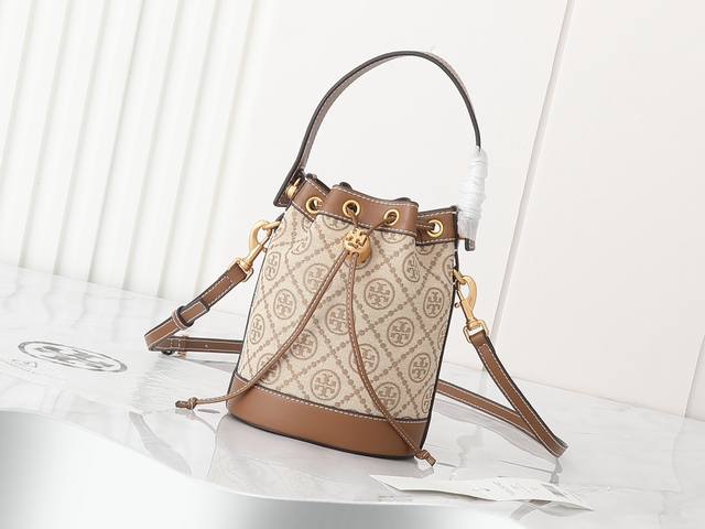 小号 原单质量 新品注意细节 Tory Burch Monogram 夏季新抽绳水桶包 质感海军蓝帆布面料搭配利落包身，复古提花的点缀，让整体造型更加休闲有范。