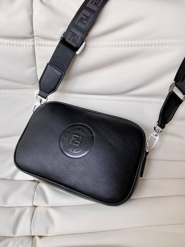 Fendi pouch芬迪男包相机包超爆款来袭拉,头层纳帕牛皮 手工缝制 细腻一丝不苟,一出手足以吸引全部人的眼球再多小物品一包搞定,特殊双F压花照旧了芬家近年 Fendi pouch芬迪男包相机包超爆款来袭拉,头层纳帕牛皮 手工缝制 细腻一丝不苟,一出手足以吸引全部人的眼球再多小物品一包搞定,特殊双F压花照旧了芬家近年