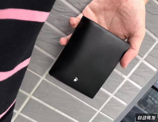 批￥ 品牌名称 ：万宝龙 竖夹 产品规格 ：W9.5Xh12Xd1.5 产品材质 ：原版意大利进口牛皮 产品详情 ：黑色 官网经典 产品型号 ：23010-2