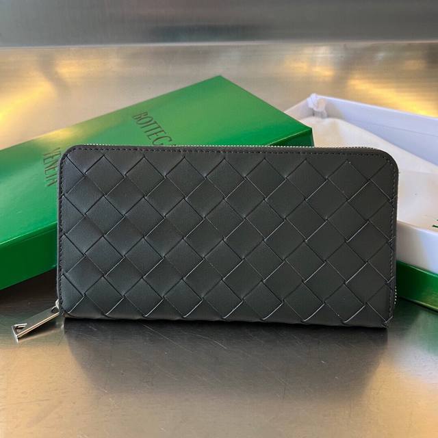 原厂皮特级 Bv编织环绕式拉链钱包黑色，8个卡位、2个纸币隔层、2个额外口袋、1个拉链零钱包，拉链开合，材料原厂牛皮，衬里原厂牛皮，配件拉牌银色饰面，尺寸19