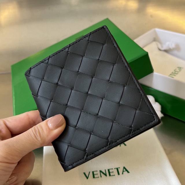 原厂皮特级 Bv 编织双折薄钱包黑色，6个卡位、1个纸币隔层、2个额外口袋，材料原厂牛皮，衬里原厂牛皮，尺寸10 X9.5 X1Cm，货号749400