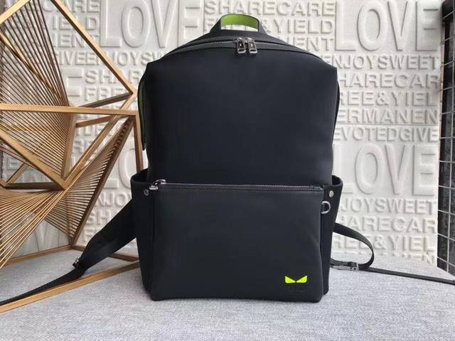 百搭款Fendi 芬迪688-1 这款双肩包我们家的包型做的超级好,前袋用的是原版皮,袋身都是定做的进口防水料,五金配套,与专柜同步。赶快砸单过来吧。 42-3 百搭款Fendi 芬迪688-1 这款双肩包我们家的包型做的超级好,前袋用的是原版皮,袋身都是定做的进口防水料,五金配套,与专柜同步。赶快砸单过来吧。 42-3