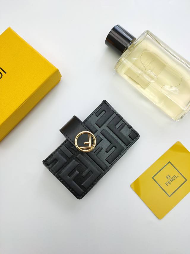 芬迪 F Is Fendi 平口卡片套有中间夹层和五个卡槽饰以Ff压花和手绘图案。款号:0021# 尺寸:10.5*6*2.5Cm 芬迪 F Is Fendi 平口卡片套有中间夹层和五个卡槽饰以Ff压花和手绘图案。款号:0021# 尺寸:10.5*6*2.5Cm