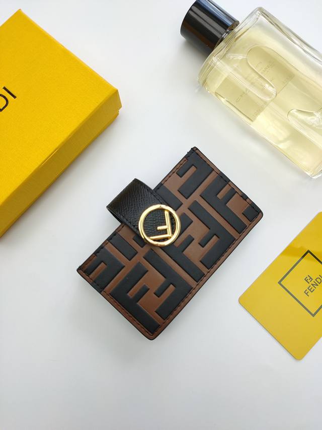 芬迪 F Is Fendi 平口卡片套有中间夹层和五个卡槽饰以Ff压花和手绘图案。款号:0021# 尺寸:10.5*6*2.5Cm 芬迪 F Is Fendi 平口卡片套有中间夹层和五个卡槽饰以Ff压花和手绘图案。款号:0021# 尺寸:10.5*6*2.5Cm