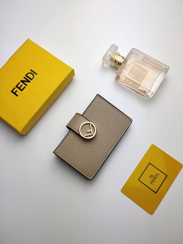 芬迪 F Is Fendi 平口卡片套有中间夹层和五个卡槽全新Fendi徽标形状细节。款号:0301# 尺寸:10*6*2Cm 芬迪 F Is Fendi 平口卡片套有中间夹层和五个卡槽全新Fendi徽标形状细节。款号:0301# 尺寸:10*6*2Cm