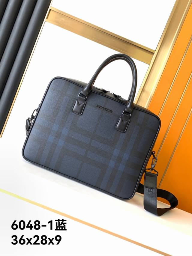 公文包型号：新款6048-1海军蓝，顶级原单货Burberry专柜经典款，高端大气，时尚有品味，采用顶级Burberry专用格纹材料配头层牛皮，手感柔软舒适，板