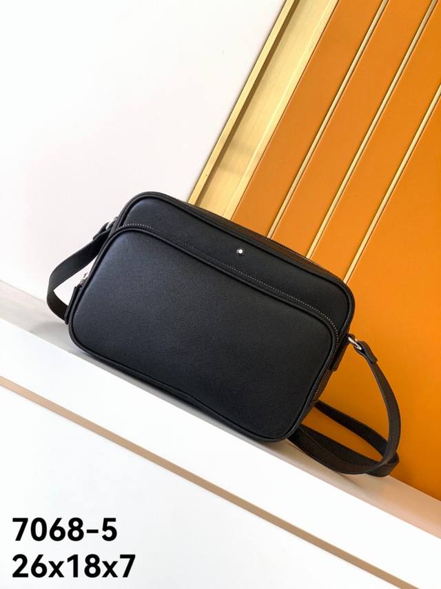 斜挎包型号：7067-5#顶级原单货万宝龙西班牙纹牛皮，光泽好上档次，高纤维布裡，专柜五金配件，质量超赞。尺寸：26X18X7