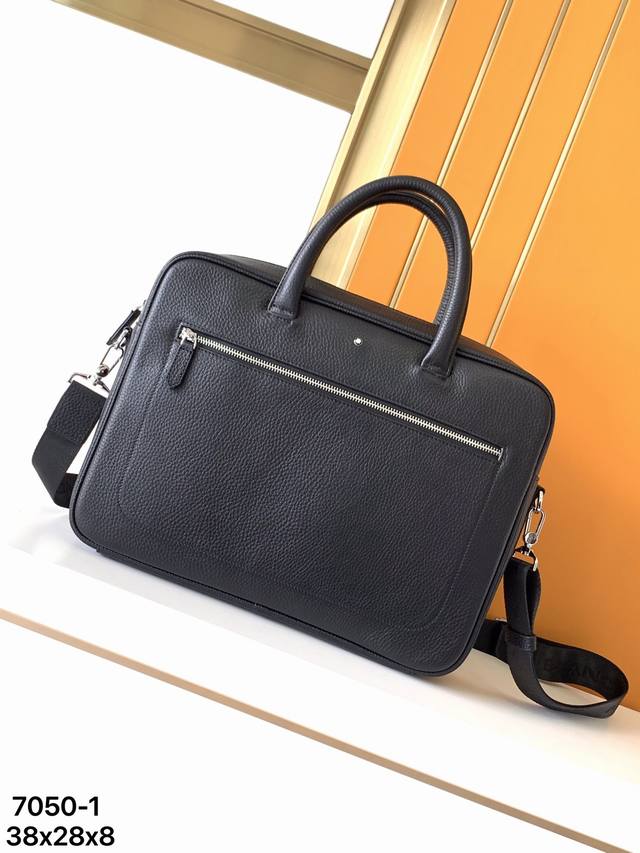 公文包型号：7050-1#顶级原单货万宝龙意大利自然摔小牛皮，手感超级柔软细腻，采用隔层全皮设计，绝对高端货。高纤维绒布裡，专柜五金配件，质量超赞。尺寸：38X