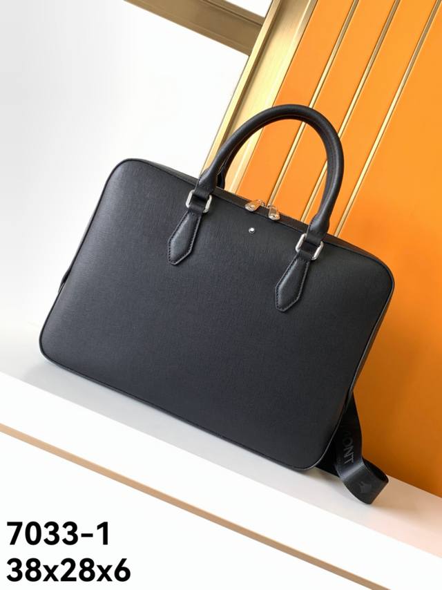 型号：7033-1#黑色西斑牙纹头层牛皮 #顶级原单货万宝龙新款公事包，光泽好上档次，高纤维布裡，专柜五金配件，质量超赞。尺寸：38X28X6-