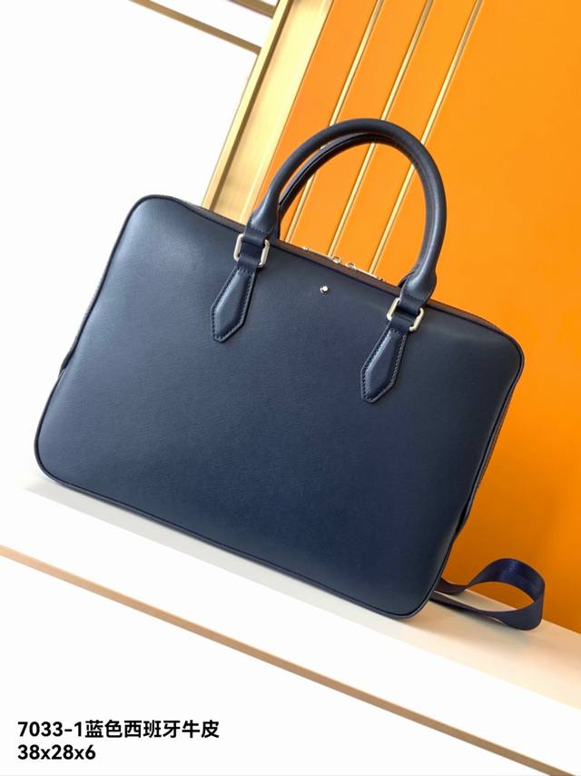 公文包型号：7033-1#蓝色西斑牙纹头层牛皮 #顶级原单货万宝龙新款公事包，光泽好上档次，高纤维布裡，专柜五金配件，质量超赞。尺寸：38X28X6