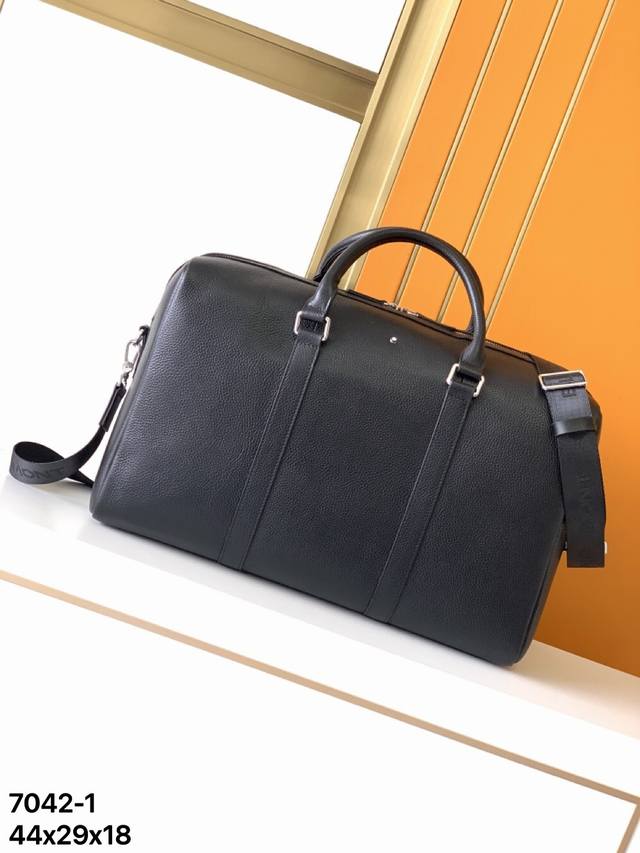 旅行包型号：7042-1#顶级原单货万宝龙意大利自然摔小牛皮，手感超级柔软细腻，采用隔层全皮设计，绝对高端货。高纤维绒布裡，专柜五金配件，质量超赞。尺寸：44X