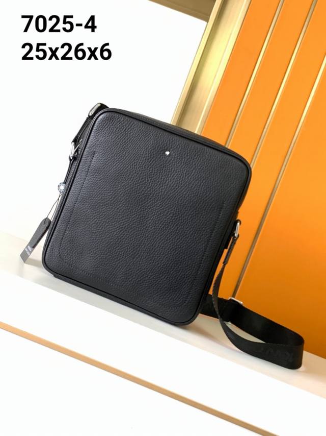 斜挎包型号：7025-4#顶级原单货万宝龙意大利自然摔小牛皮，手感超级柔软细腻，采用隔层全皮设计，绝对高端货。高纤维绒布裡，专柜五金配件，质量超赞。尺寸：25X