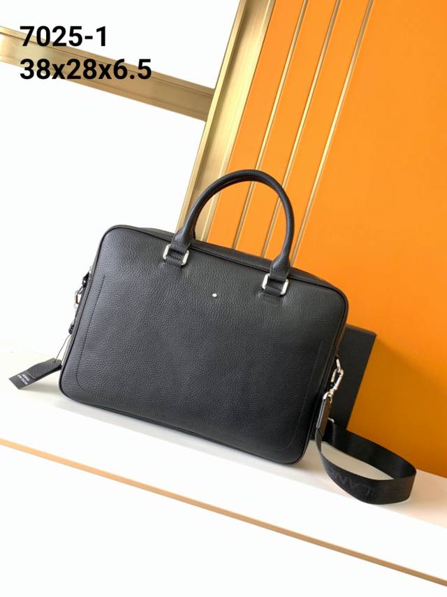 公文包型号：7025-1#顶级原单货万宝龙意大利自然摔小牛皮，手感超级柔软细腻，采用隔层全皮设计，绝对高端货。高纤维绒布裡，专柜五金配件，质量超赞。尺寸：38X