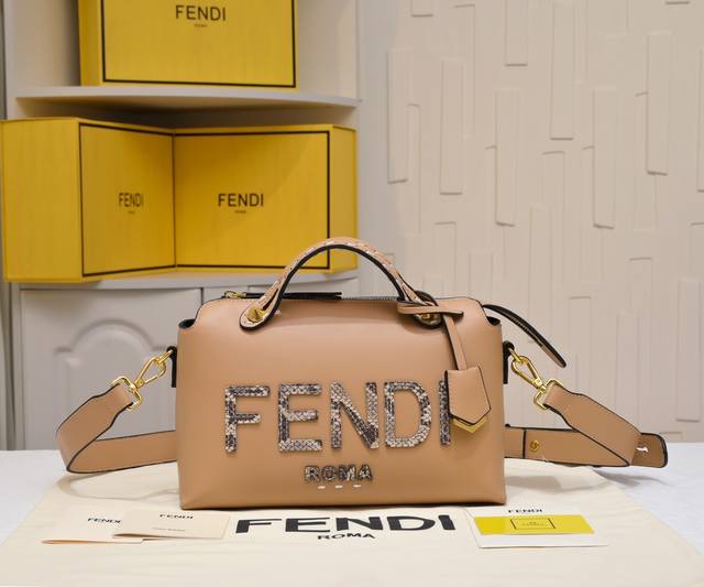 Fendi By The Way 波士顿手提袋意大利小皮制作,简约风烫印字母图案,搭配双手柄和长肩带,手提或单肩,内里宽敞带中隔层。Size 28Cm~ 型号0 Fendi By The Way 波士顿手提袋意大利小皮制作,简约风烫印字母图案,搭配双手柄和长肩带,手提或单肩,内里宽敞带中隔层。Size 28Cm~ 型号0