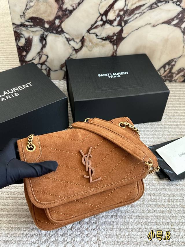 磨砂皮 磨砂皮Niki简直不要太酷,包型好看没有缺点,柔软细腻羊皮营造出复古照旧风格手拎或者腋下都很可气场十足男女均可驾驭时尚与功能兼备上身舒适又时髦 超大容量 磨砂皮 磨砂皮Niki简直不要太酷,包型好看没有缺点,柔软细腻羊皮营造出复古照旧风格手拎或者腋下都很可气场十足男女均可驾驭时尚与功能兼备上身舒适又时髦 超大容量