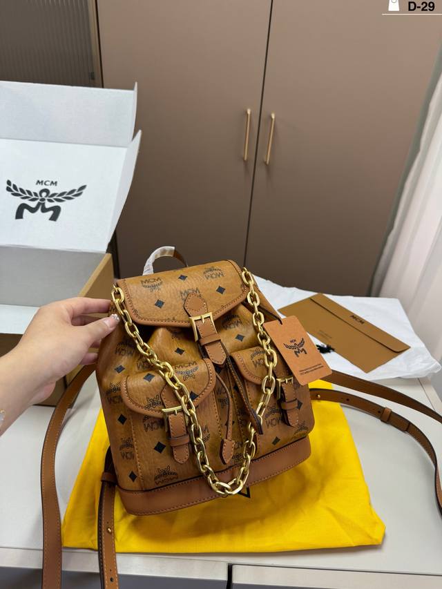 D-29尺寸23×24飞机盒 Mcm 新款 Mini双肩 一支可以多背法的 精致通勤小背包; 与经典款相比更加时尚俏皮百搭哦 三种背法解锁不同的穿搭风格！