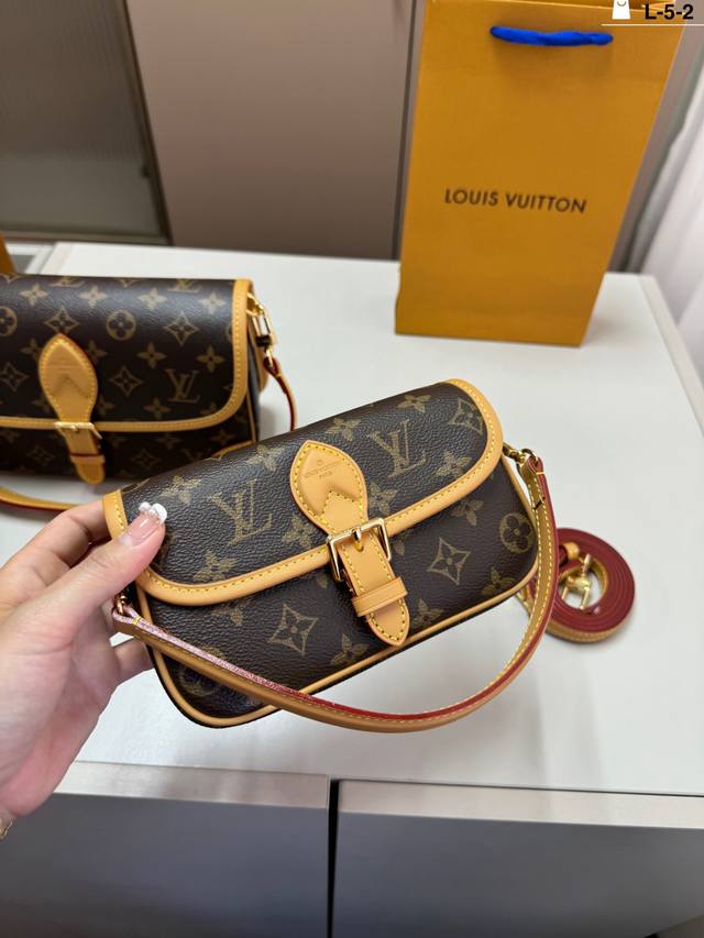 小 芯片版本 L-5-2尺寸25×15 19×10折叠盒 L家 Diane 法棍手袋 定制老花面料搭配深色树膏皮 配置两条肩带 今天的快乐是法棍给的! 小 芯片版本 L-5-2尺寸25×15 19×10折叠盒 L家 Diane 法棍手袋 定制老花面料搭配深色树膏皮 配置两条肩带 今天的快乐是法棍给的!