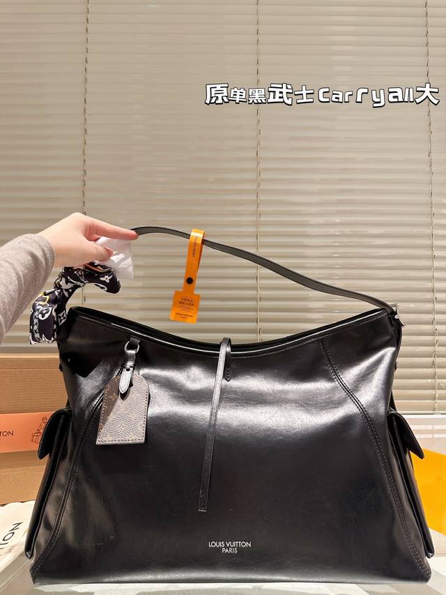 大号 原单 盒 Carryalldark 中号手袋 本款 Carrvall Dark 中号手袋以柔软羊皮革塑造时尚慵懒 廓形为 春夏秀场造型增添瞩目姿彩抛光金属 大号 原单 盒 Carryalldark 中号手袋 本款 Carrvall Dark 中号手袋以柔软羊皮革塑造时尚慵懒 廓形为 春夏秀场造型增添瞩目姿彩抛光金属
