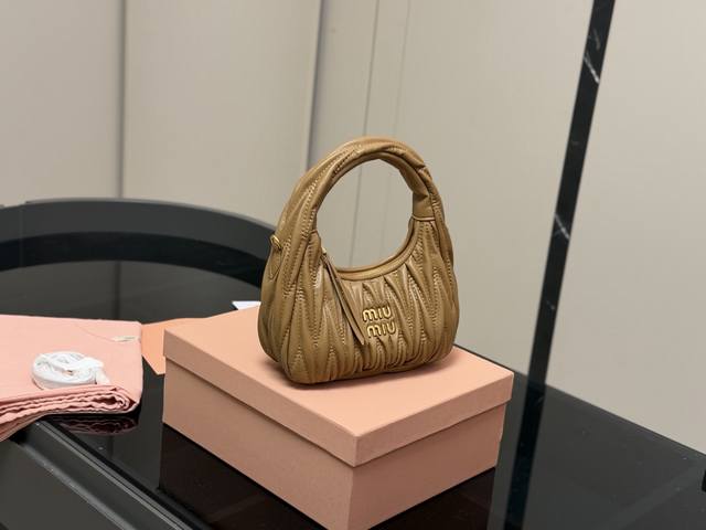 配盒 Size:22*11Cm 可盐可甜的 Miumiu 女孩 Miumiu Wander包包 好搭 什么风格都能驾驭 材质很柔软 容量也非常Ok 复古俏皮的H 配盒 Size:22*11Cm 可盐可甜的 Miumiu 女孩 Miumiu Wander包包 好搭 什么风格都能驾驭 材质很柔软 容量也非常Ok 复古俏皮的H