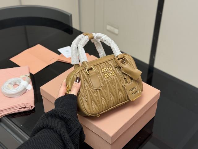 升级版配盒 Size:20*14Cm Miumiu保龄球包包甜度刚好! 很难不爱啊啊! 又奶又千金的感觉! 可手拎也可斜挎 绝对不是小废包哦容量足足的~~ 出场 升级版配盒 Size:20*14Cm Miumiu保龄球包包甜度刚好! 很难不爱啊啊! 又奶又千金的感觉! 可手拎也可斜挎 绝对不是小废包哦容量足足的~~ 出场