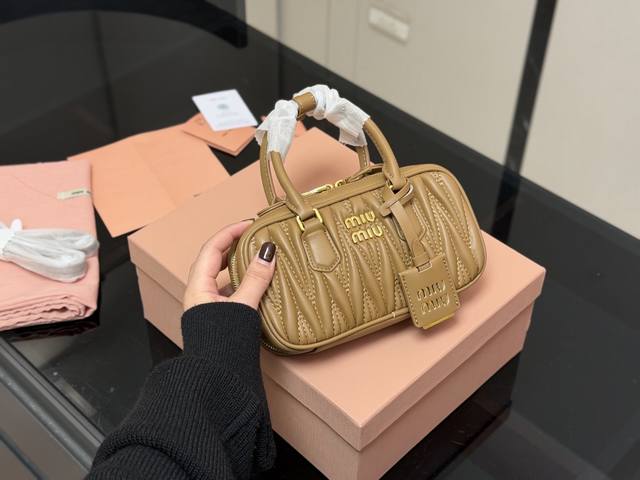 升级版配盒 Size:20*11Cm Miumiu保龄球 迷你包 包包甜度刚好! 很难不爱啊啊! 可手拎也可斜挎 绝对不是小废包哦容量足足的~~ 出场就是Miu 升级版配盒 Size:20*11Cm Miumiu保龄球 迷你包 包包甜度刚好! 很难不爱啊啊! 可手拎也可斜挎 绝对不是小废包哦容量足足的~~ 出场就是Miu