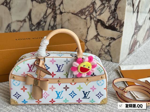 配盒 Size:27*19Cm L家 村上隆保龄球啦这次白三彩最喜欢的包实物很貌美# 一整个复古千禧年的感觉,里面容量也很大, 手拎着好看又不老气特别可爱收起 配盒 Size:27*19Cm L家 村上隆保龄球啦这次白三彩最喜欢的包实物很貌美# 一整个复古千禧年的感觉,里面容量也很大, 手拎着好看又不老气特别可爱收起