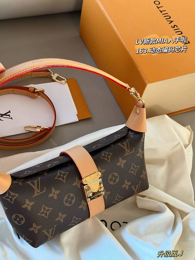 配盒 升级版 163动态编码芯片 Size:21.5*12Cm L家 新款Mia饺子包 小小饭盒包拿捏 性价比超级高 爱啦真的爱啦 超轻又能装的腋下饭盒包你真的 配盒 升级版 163动态编码芯片 Size:21.5*12Cm L家 新款Mia饺子包 小小饭盒包拿捏 性价比超级高 爱啦真的爱啦 超轻又能装的腋下饭盒包你真的