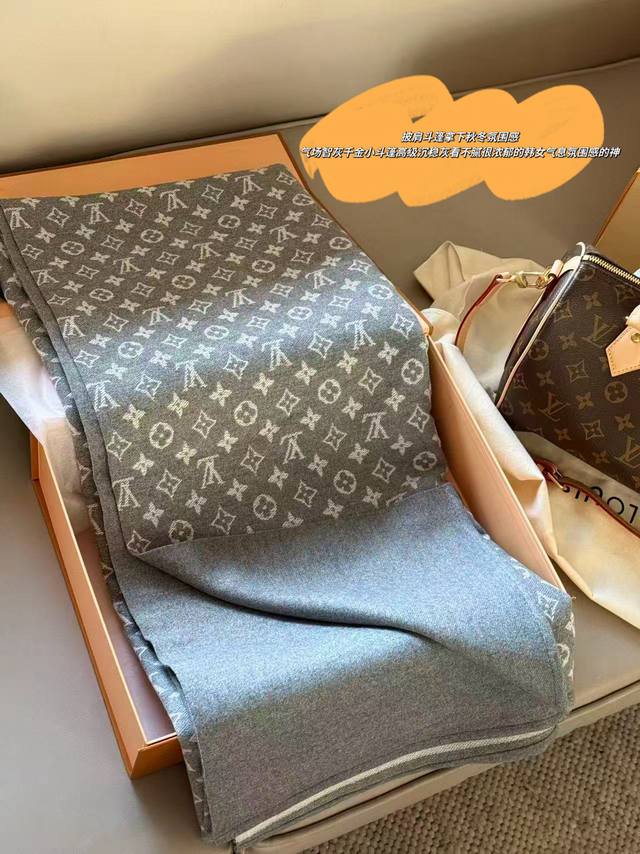 配盒 L家 双面提花披肩 斗篷 超级实用哦! 00Td 披肩斗篷营造秋冬氛围感~ 时髦利器, 保暖实穿又能为日常穿搭增添时尚度! 超火爆的款锁住冬天的温暖 配盒 L家 双面提花披肩 斗篷 超级实用哦! 00Td 披肩斗篷营造秋冬氛围感~ 时髦利器, 保暖实穿又能为日常穿搭增添时尚度! 超火爆的款锁住冬天的温暖