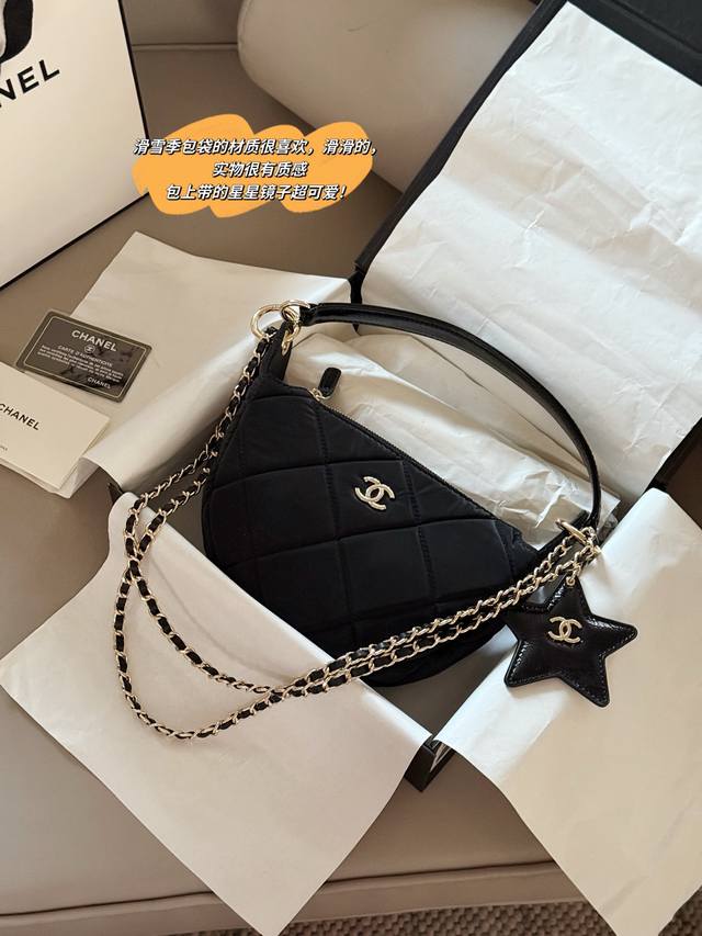 无盒 Size:上宽22*15Cm 小香家 滑雪季来啦 运动也要时尚 做雪山上最靓的仔儿 滑雪季包袋的材质很喜欢, 滑滑的, 实物很有质感包上带的星星镜子可爱 无盒 Size:上宽22*15Cm 小香家 滑雪季来啦 运动也要时尚 做雪山上最靓的仔儿 滑雪季包袋的材质很喜欢, 滑滑的, 实物很有质感包上带的星星镜子可爱