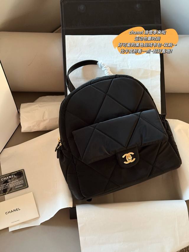 无盒 Size:25*25Cm 25 Coco Neige 小香家 滑雪季来啦 运动也要时尚 做雪山上最靓的仔儿 好可爱的黑色丝绒书包~双肩~比牛皮耐看一点~超 无盒 Size:25*25Cm 25 Coco Neige 小香家 滑雪季来啦 运动也要时尚 做雪山上最靓的仔儿 好可爱的黑色丝绒书包~双肩~比牛皮耐看一点~超