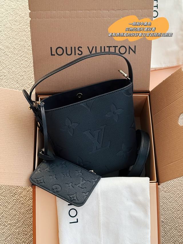 配盒 Size:18*16Cm All In Bb重磅来袭经典黑色 这谁看了不迷糊呀 一包多背 配盒 Size:18*16Cm All In Bb重磅来袭经典黑色 这谁看了不迷糊呀 一包多背