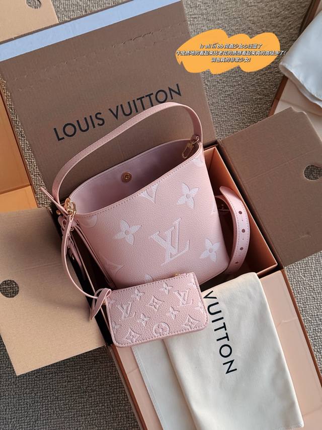 配盒 Size:18*16Cm All In Bb重磅来袭新色 这谁看了不迷糊呀 新颜色好好看粉粉嫩嫩! 多幅面孔L家 Aii In Bb 25Ss 水桶包 配盒 Size:18*16Cm All In Bb重磅来袭新色 这谁看了不迷糊呀 新颜色好好看粉粉嫩嫩! 多幅面孔L家 Aii In Bb 25Ss 水桶包