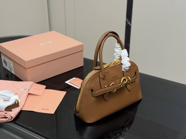 配盒 Size:28*16Cm Miumiu 贝壳包包, 特别喜欢这个的设计! Miumiu的坑真的好仙女好好看! 真的很有质感! 可斜挎可手拿可单肩, 日常约 配盒 Size:28*16Cm Miumiu 贝壳包包, 特别喜欢这个的设计! Miumiu的坑真的好仙女好好看! 真的很有质感! 可斜挎可手拿可单肩, 日常约