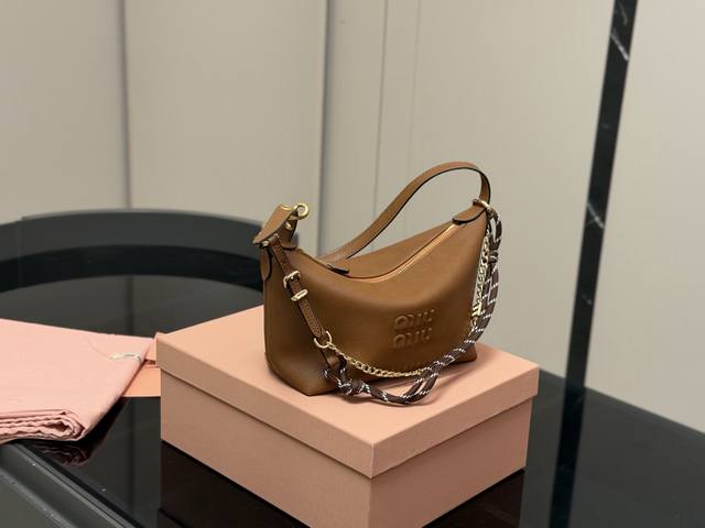 配盒 Size:底宽18*15Cm Miumiu帆布款小饭盒~ 自带冲浪绳!! Miumiu最新款饭盒包 性价比之王 早春新款哐哐上市啦 休闲百搭的饭盒包又来噜 配盒 Size:底宽18*15Cm Miumiu帆布款小饭盒~ 自带冲浪绳!! Miumiu最新款饭盒包 性价比之王 早春新款哐哐上市啦 休闲百搭的饭盒包又来噜