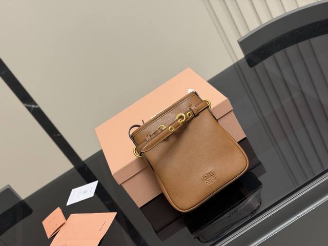 配盒 升级版 Size:18*20Cm Miumiu的小福袋 性价比也太高了! Aventure系列出小斜挎咯~ 太好装了 出门都爱背的人生小斜挎 超级香哦! 配盒 升级版 Size:18*20Cm Miumiu的小福袋 性价比也太高了! Aventure系列出小斜挎咯~ 太好装了 出门都爱背的人生小斜挎 超级香哦!