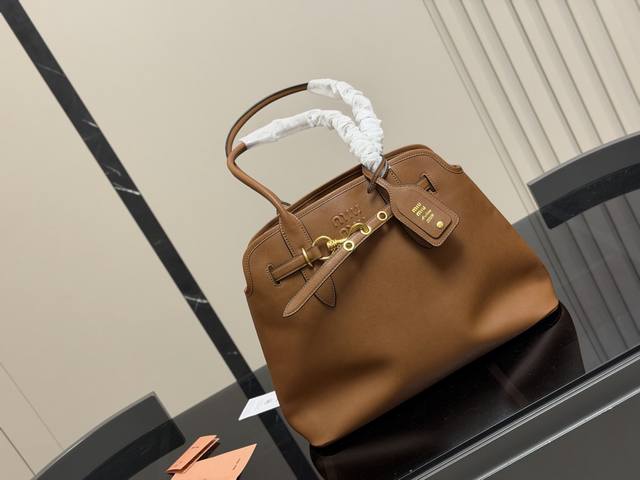 原版 Size:41.31Cm Miumiu 中古托特包包, 特别喜欢这个的设计! Miumiu的坑真的好仙女好好看! 真的很有质感! 可斜挎可手拿可单肩, 日 原版 Size:41.31Cm Miumiu 中古托特包包, 特别喜欢这个的设计! Miumiu的坑真的好仙女好好看! 真的很有质感! 可斜挎可手拿可单肩, 日