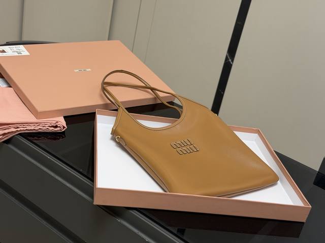 全套包装 Size:35*34Cm Miumiu新款托特Tote 今年的风刮的太猛了 老多爆款了! 这款的版型也太好看了吧! Miumiu准备承包我的夏天吗 全套包装 Size:35*34Cm Miumiu新款托特Tote 今年的风刮的太猛了 老多爆款了! 这款的版型也太好看了吧! Miumiu准备承包我的夏天吗