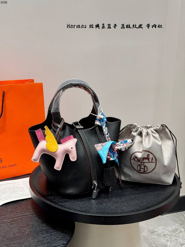礼盒包装 爱马仕Hermes 菜篮子 荔枝纹皮的 边油涂层 很薄，有明显的颗粒感 和秋冬的毛衣大衣 都很配 容量超级够，小雨伞Aqs都能装的下 字体边角打磨清晰