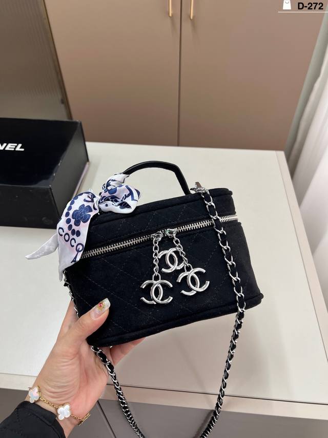 D-272尺寸20×13配盒 香奈儿Chanel麂皮手提化妆盒子包 经典菱格 有种莫名的高级感~ 圆嘟嘟的手柄太可爱啦！