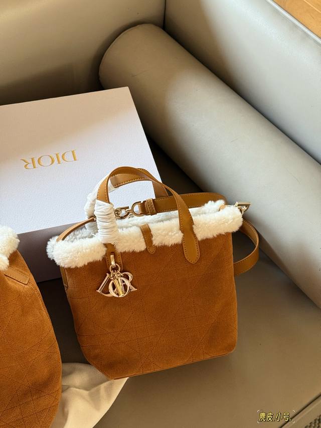 配盒 Size:18*20Cm 小 23*25Cm 大 D家 Toujours 泰迪绒 毛绒泰迪竖款Toujours 配盒 Size:18*20Cm 小 23*25Cm 大 D家 Toujours 泰迪绒 毛绒泰迪竖款Toujours