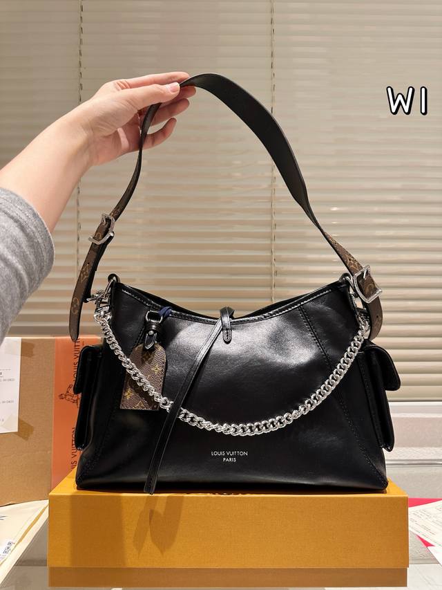 原单 配盒 Carryalldark 中号手袋 本款 Carrvall Dark 中号手袋以柔软羊皮革塑造时尚慵懒 廓形为 春夏秀场造型增添瞩目姿彩抛光金属件与 原单 配盒 Carryalldark 中号手袋 本款 Carrvall Dark 中号手袋以柔软羊皮革塑造时尚慵懒 廓形为 春夏秀场造型增添瞩目姿彩抛光金属件与