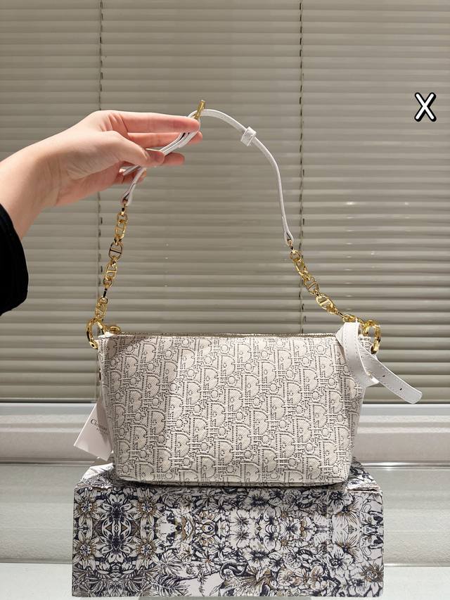 复刻版 原版布 Dior Star Hobo 腋下包 Dior Star Hobo腋下包，奶白色Oblique老花帆布+金色配件，优雅复古气质满分。水饺包型，尺