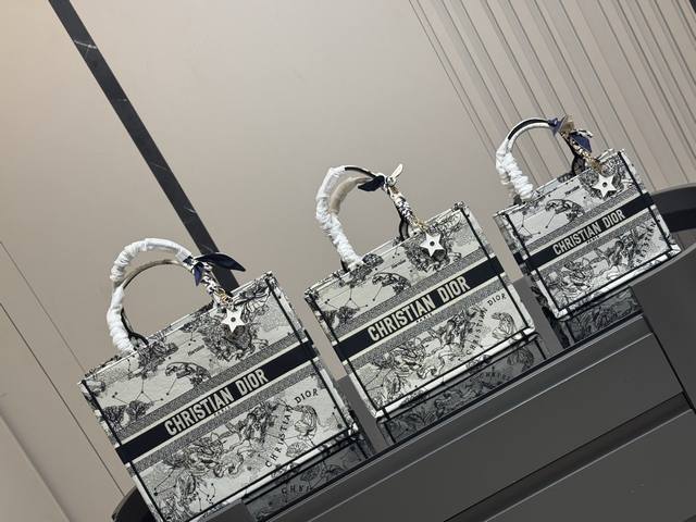 配折叠盒丝巾 需要星星挂件加￥p30 Dior 原版布提花 Dior Book Tote今年最喜欢的一款购物袋 Tote我用的次数最多的包 迪奥因为容量超级大