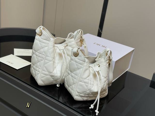 配折叠盒 Size：17.5*20Cm 小 23*24Cm 大 迪奥 新款桶包D-Motion 喜欢水桶包的仙女们看过来~ 软糯感的包包，很松弛休闲